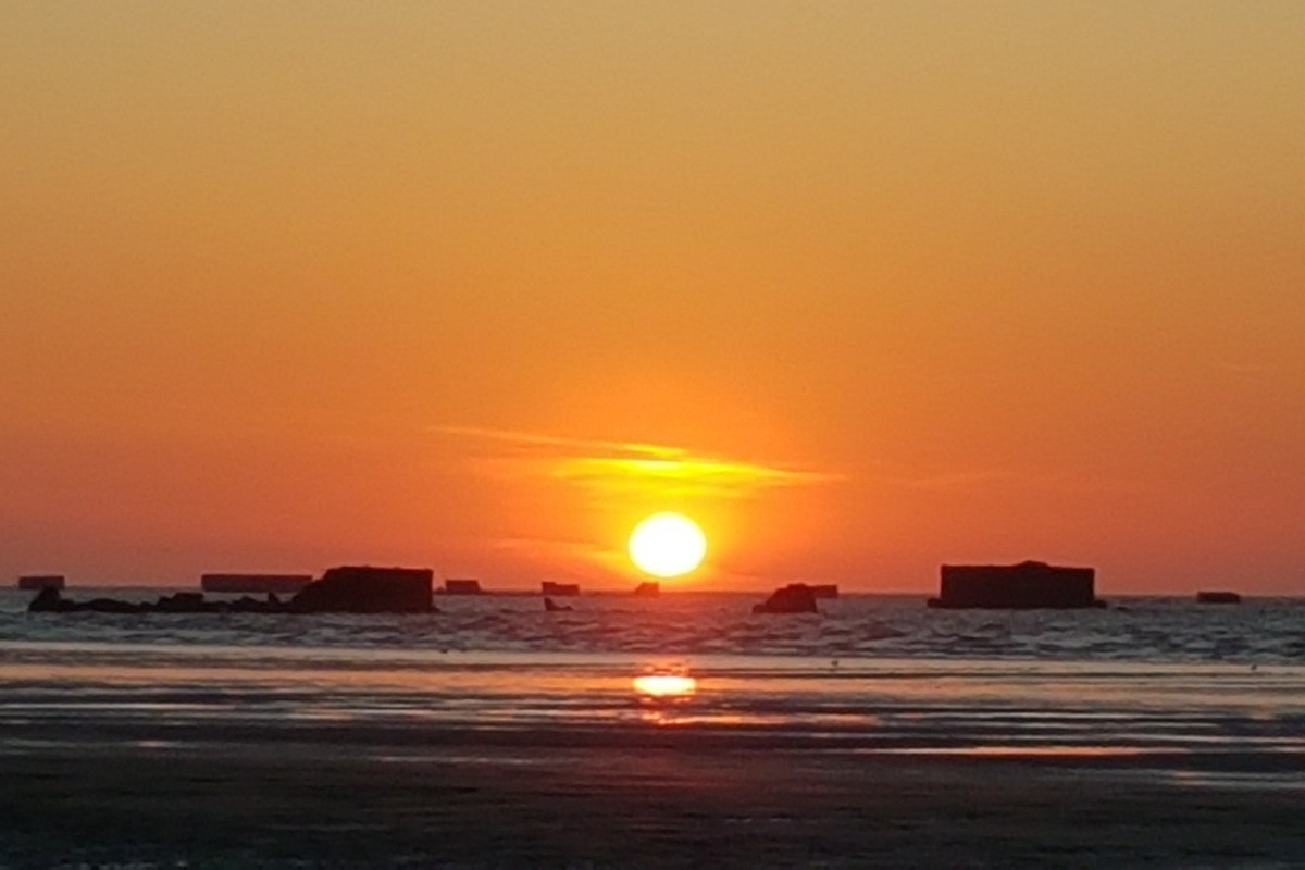 couché de soleil sur le port artificiel d'Arromanches vue de la maison