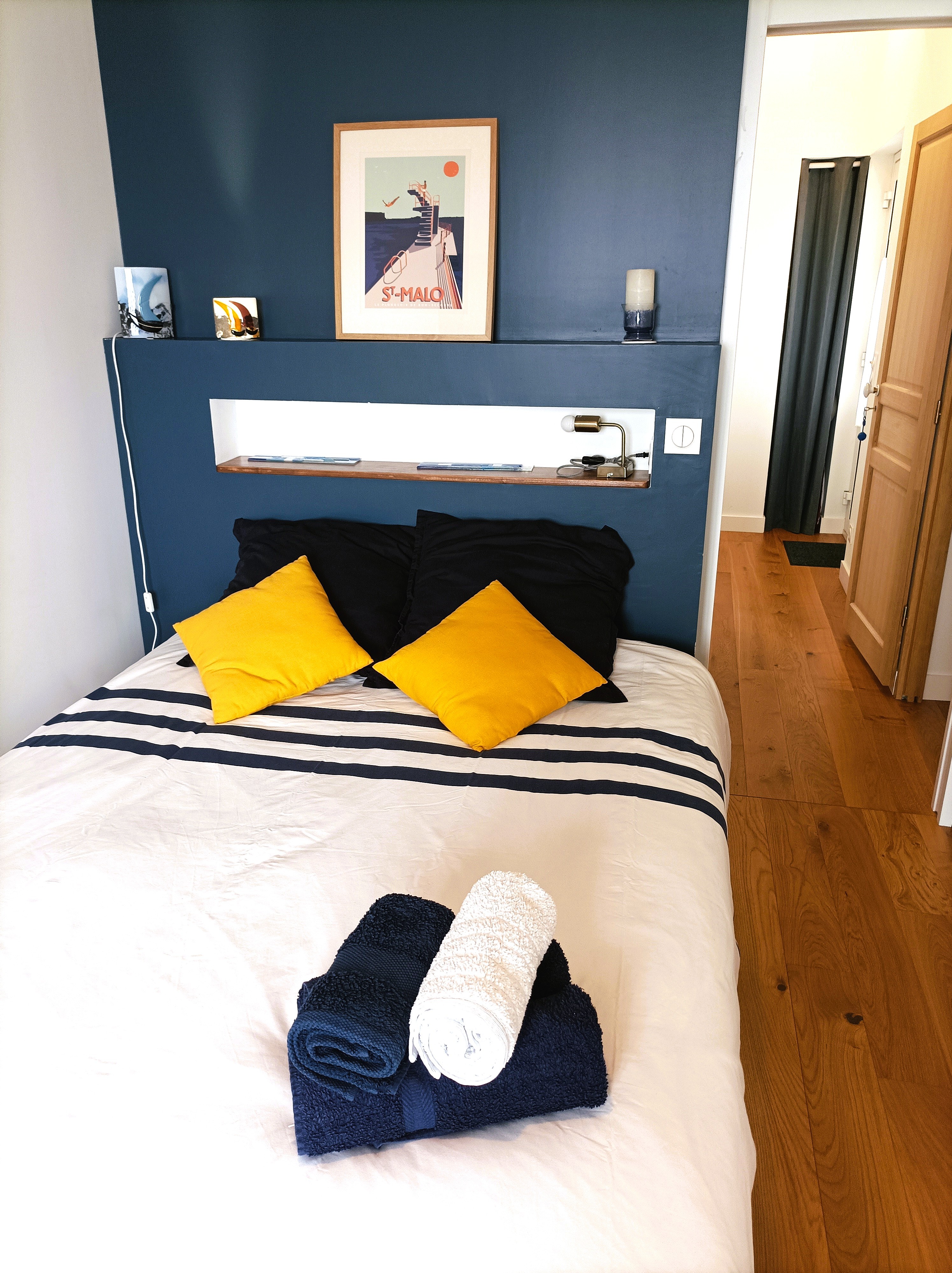 Chambre 1 dans une aile de la maison, avec entrée indépendante. Vue sur la mer. Accès terrasse. Espace bureau, lit 140 cm, rangements, mini frigo, bouilloire. Salle d'eau à proximité et WC indépendante.