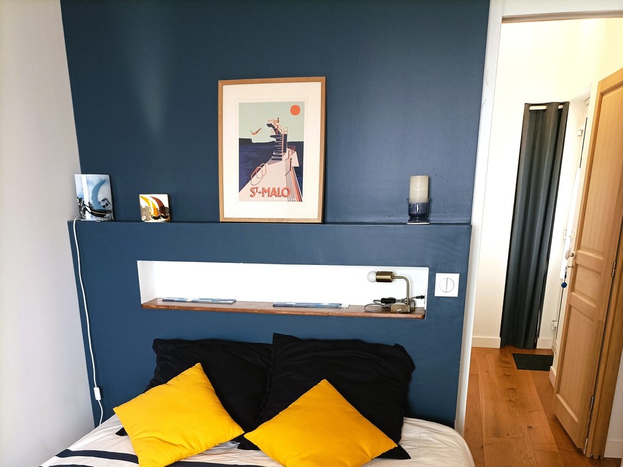 Chambre 1 dans une aile de la maison, avec entrée indépendante. Vue sur la mer. Accès terrasse. Espace bureau, lit 140 cm, rangements, mini frigo, bouilloire. Salle d'eau à proximité et WC indépendante.