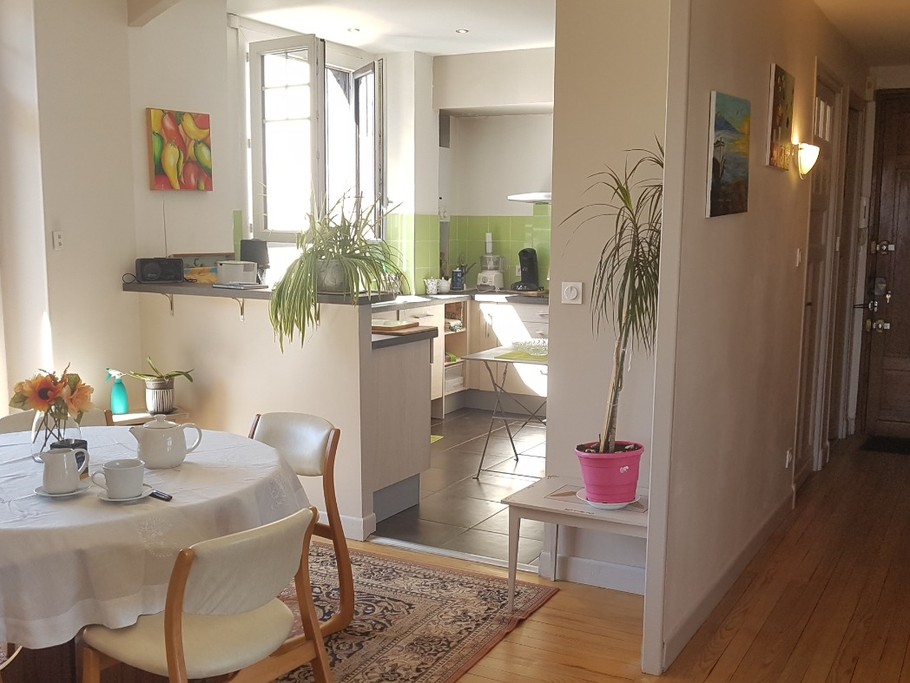 La pièce a vivre vous accueille. Grand balcon vue montagne