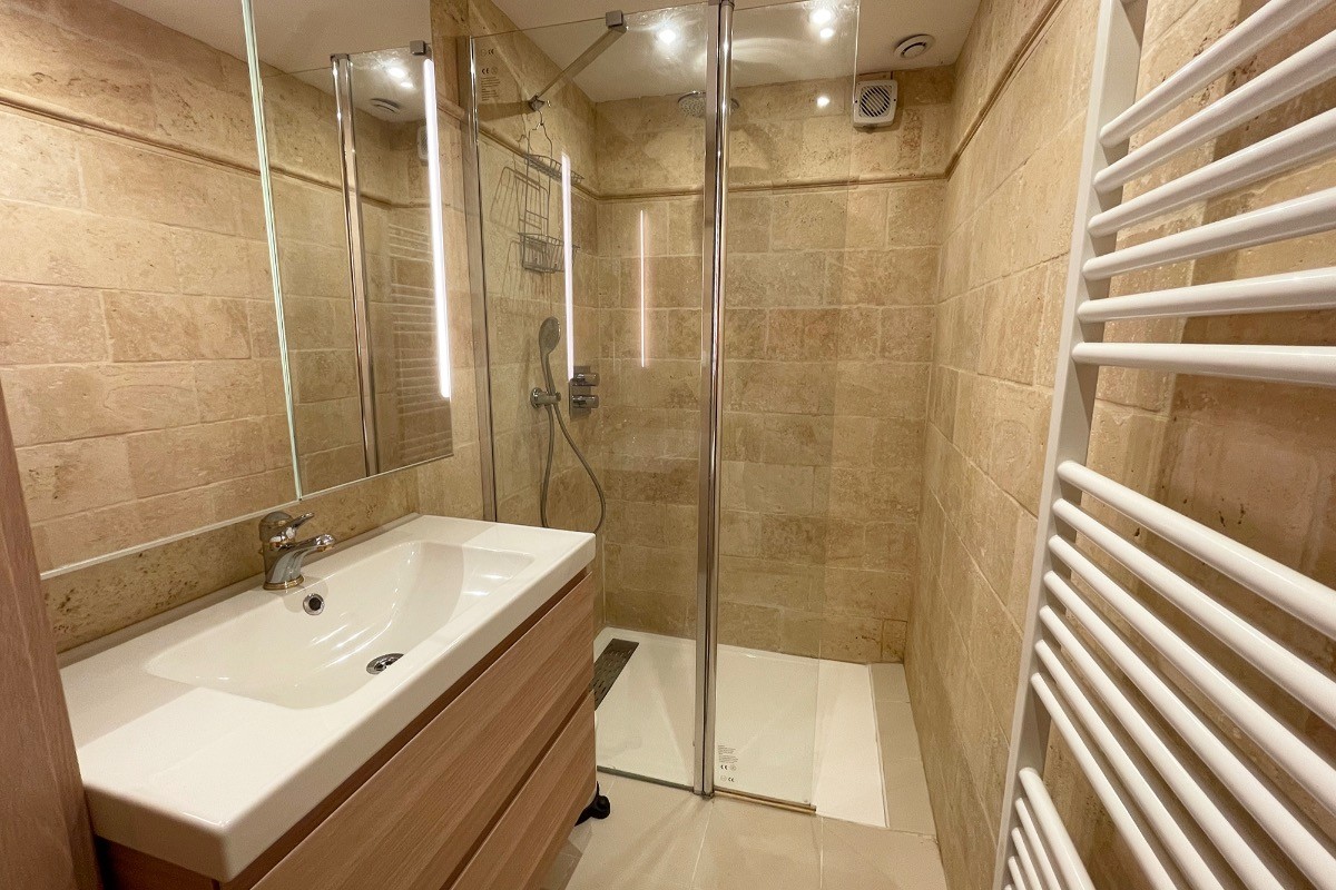 Salle de bain en bas