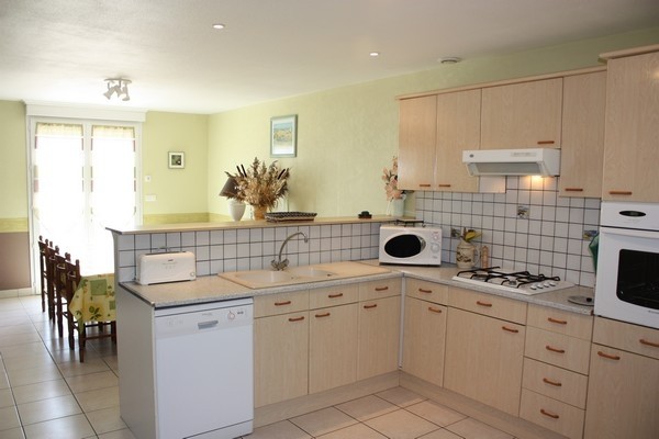 cuisine : lave vaisselle, micro ondes, four, plaque de cuisson, grille pain....