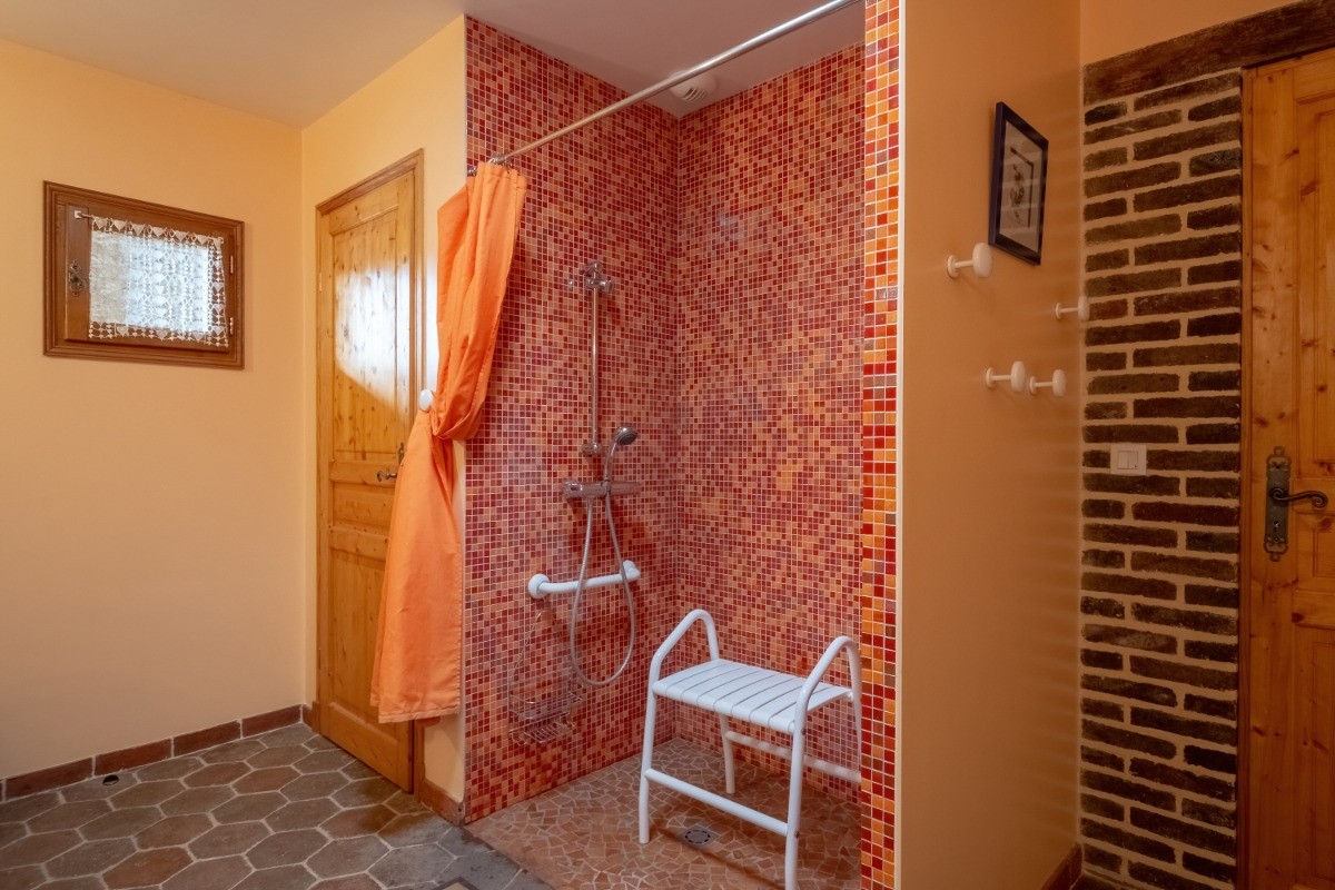 La salle de bains-toilettes