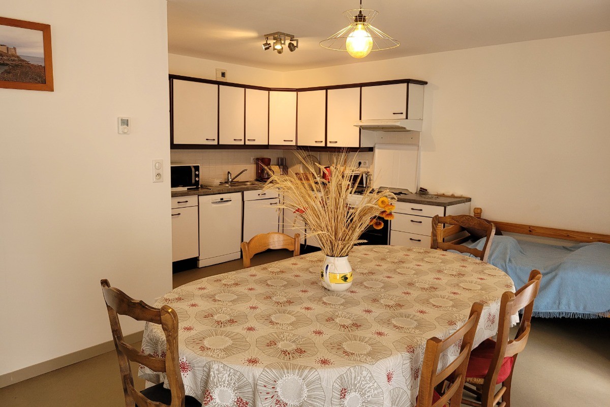 Clévacances - MAISON POUR 2 PERSONNES CENTRE ST CAST (5 minutes à pieds plage) COTES D'ARMOR - BRETAGNE - cuisine