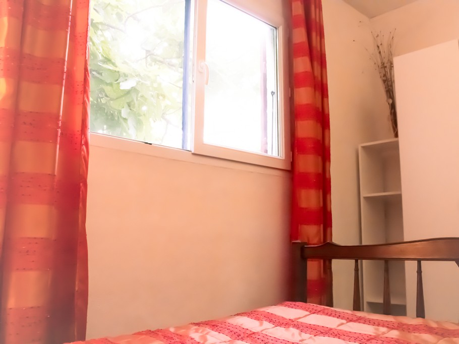 Vue depuis le lit sur la verdure extérieure