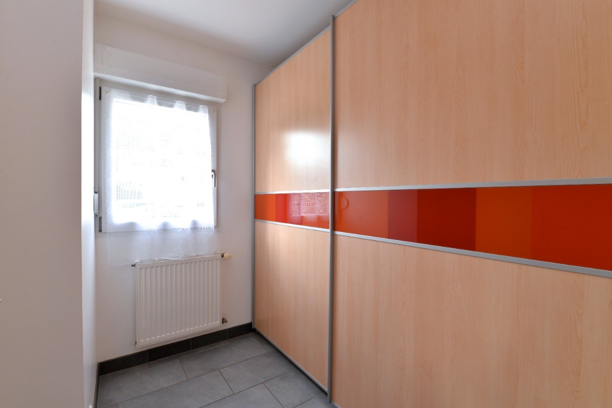 Le coin rangement avec son grand placard contenant : Étendoir à linge, fer à repasser, table à repasser aspirateur, nécessaire de ménage.