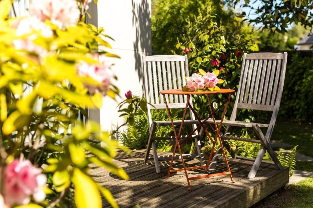 Terrasse privative avec petit salon de jardin