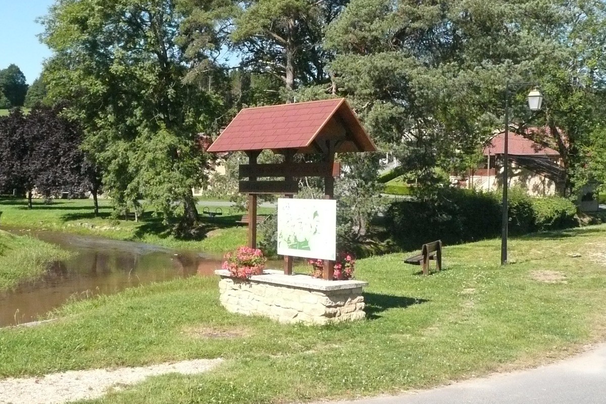 Pose près du ruisseau