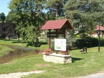 Pose près du ruisseau