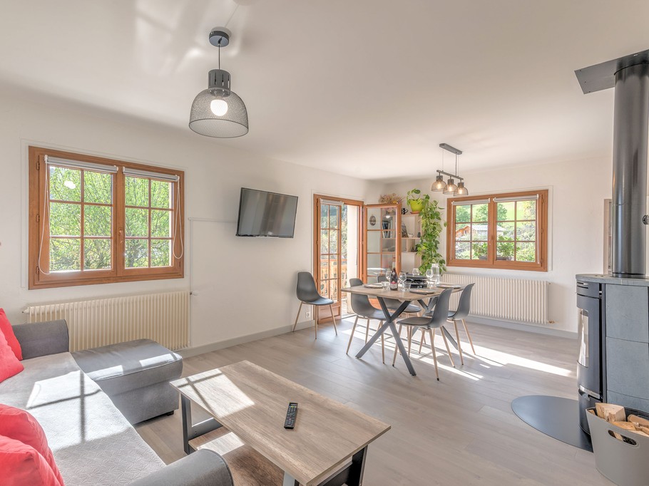 Bright living room – access to south-facing balcony