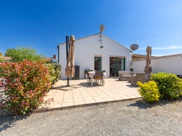 Terrace and entrance to the gîte