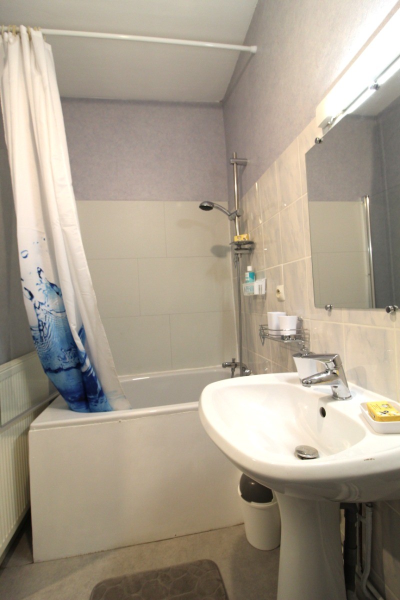 Salle d'eau avec une baignoire et une cabine de douche - Chambre d'hôtes au cœur des Vosges et proche de l'Alsace