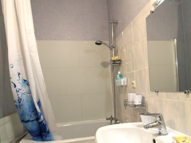 Salle d'eau avec une baignoire et une cabine de douche - Chambre d'hôtes au cœur des Vosges et proche de l'Alsace