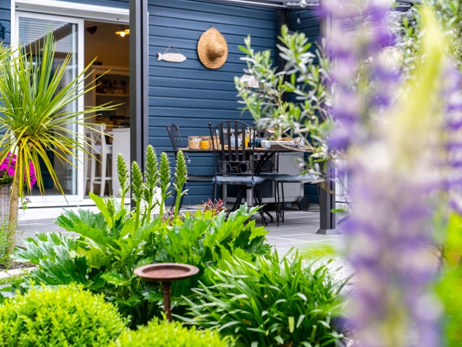 Une chambre d'hôtes dans un écrin de verdure coloré et paysagé.