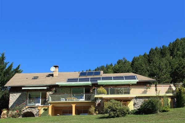 Ancienne ferme entièrement rénovée en matériaux naturels à Savines le Lac vue sur le lac (Hautes-Alpes)