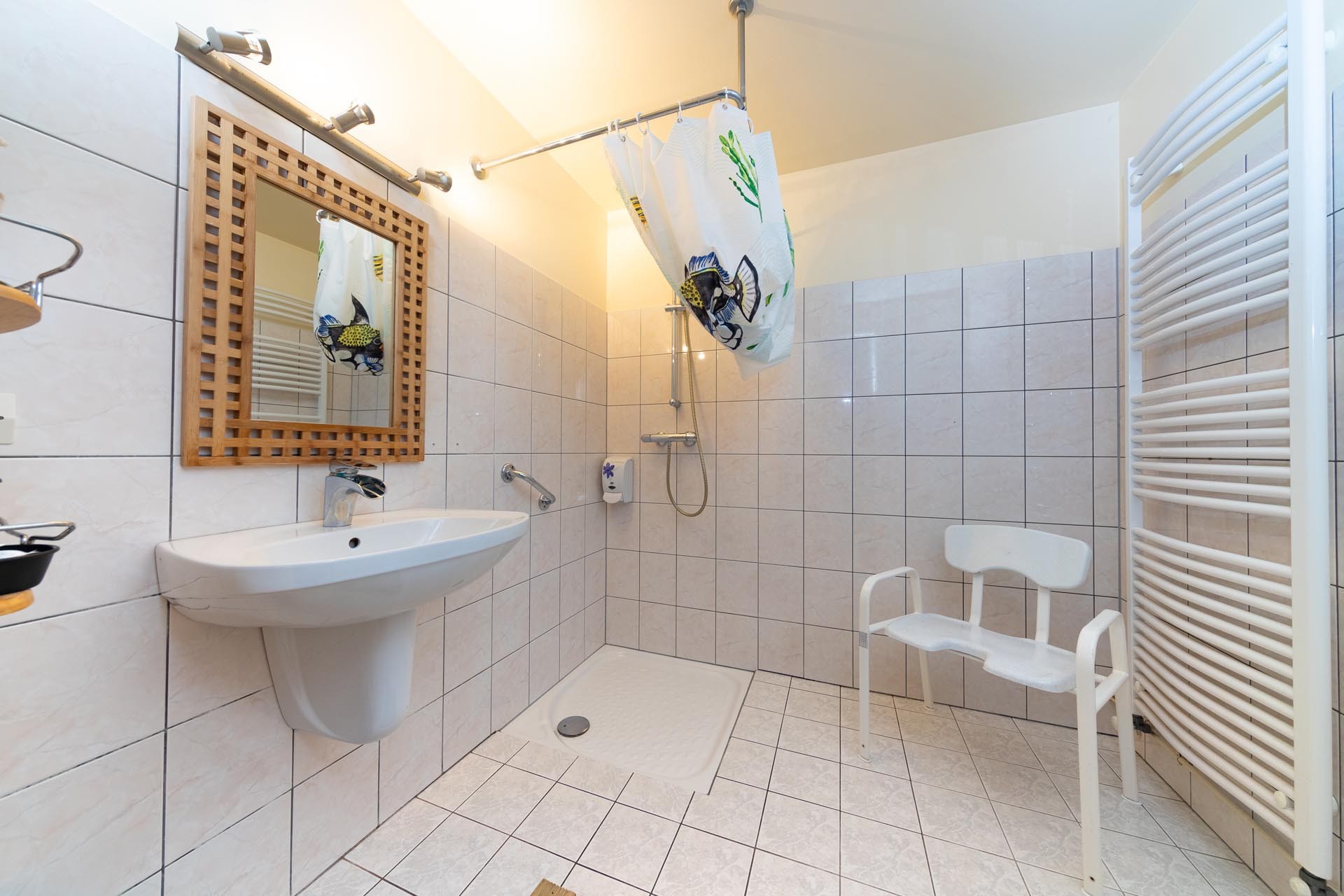 Shower room accessible to people with reduced mobility
