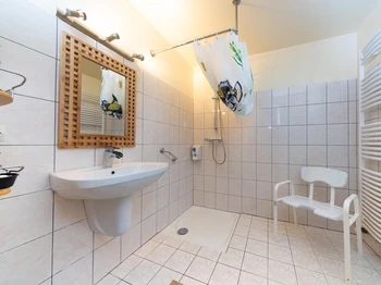Shower room accessible to people with reduced mobility