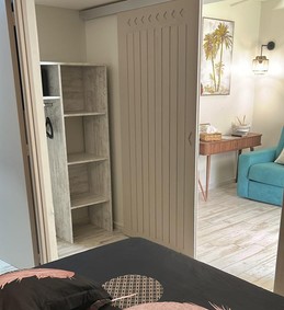 Vue d'ensemble -Chambre principale avec une séparation au salon, équipé d'un canapé convertible de qualité