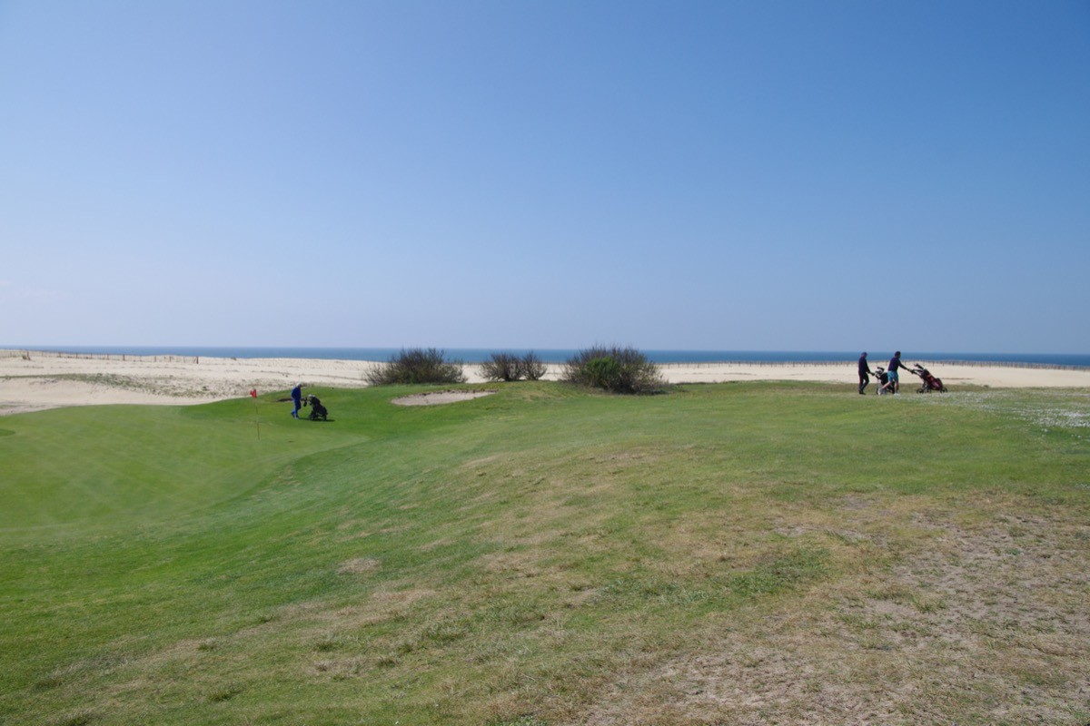 Parcours de golf allant jusqu'aux dunes