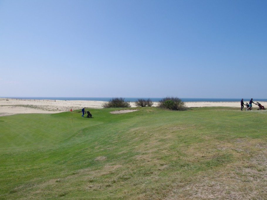 Parcours de golf allant jusqu'aux dunes