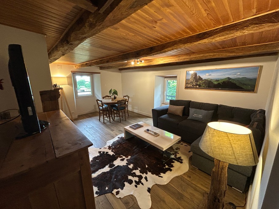 2eme salon/ salle de jeux
TV et poêle à bois