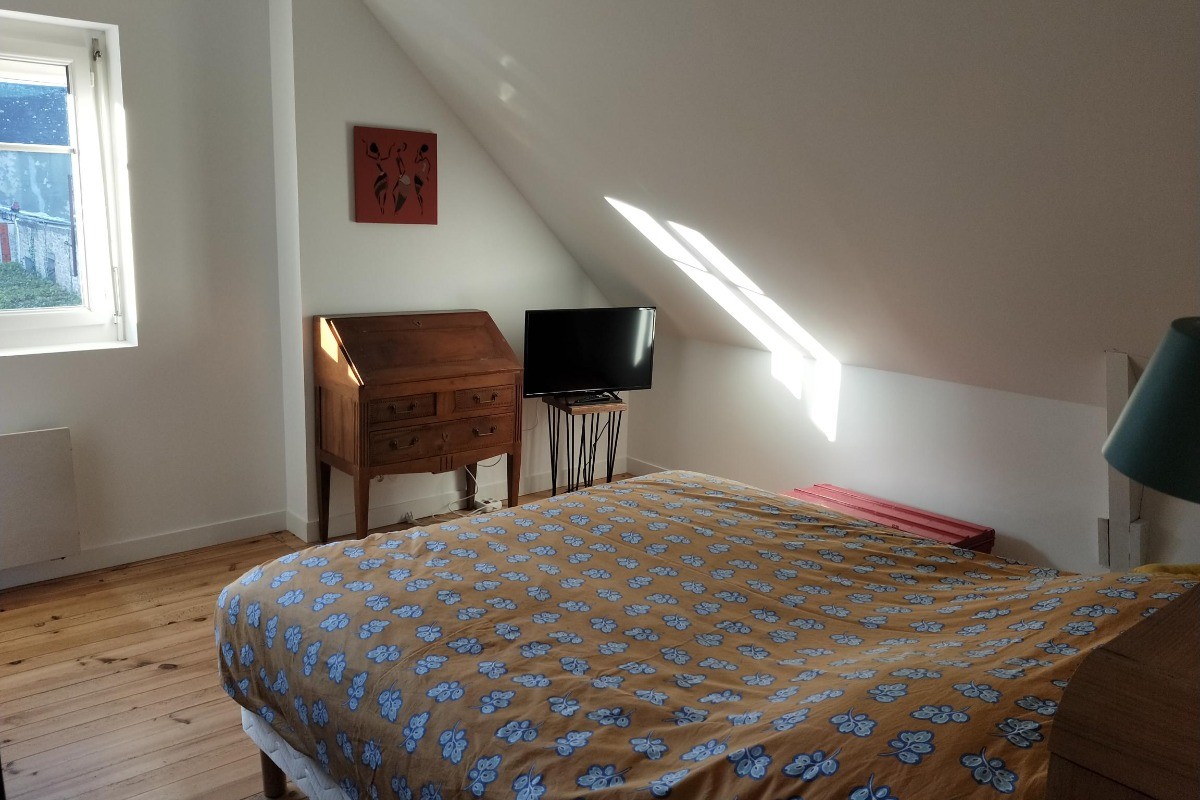 La chambre du 1er étage , lit 160 cms, télévision , armoire.