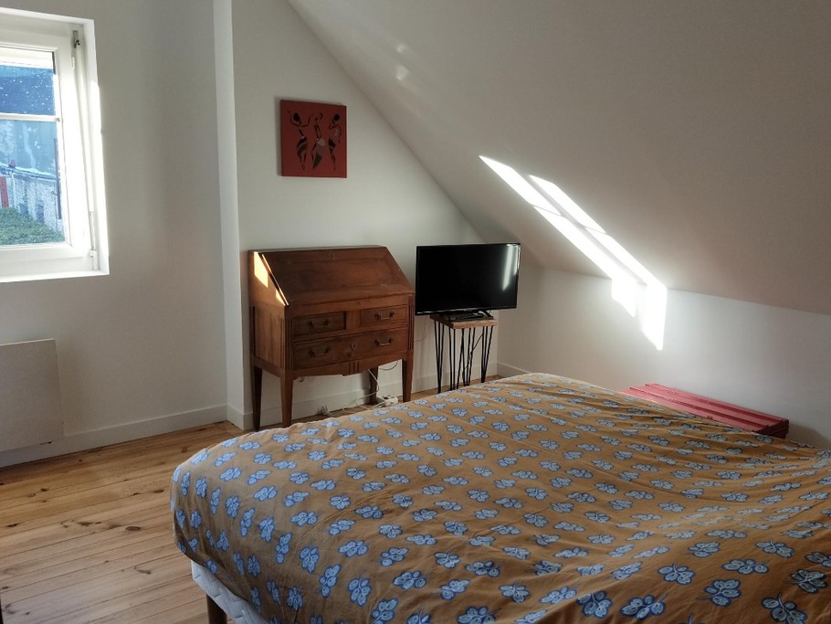 La chambre du 1er étage , lit 160 cms, télévision , armoire.