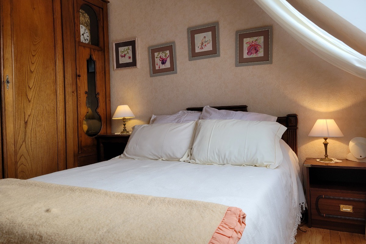 Gîte Mayline, deuxième chambre lit 140 armoire penderie et chevets étage