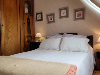 Gîte Mayline, deuxième chambre lit 140 armoire penderie et chevets étage