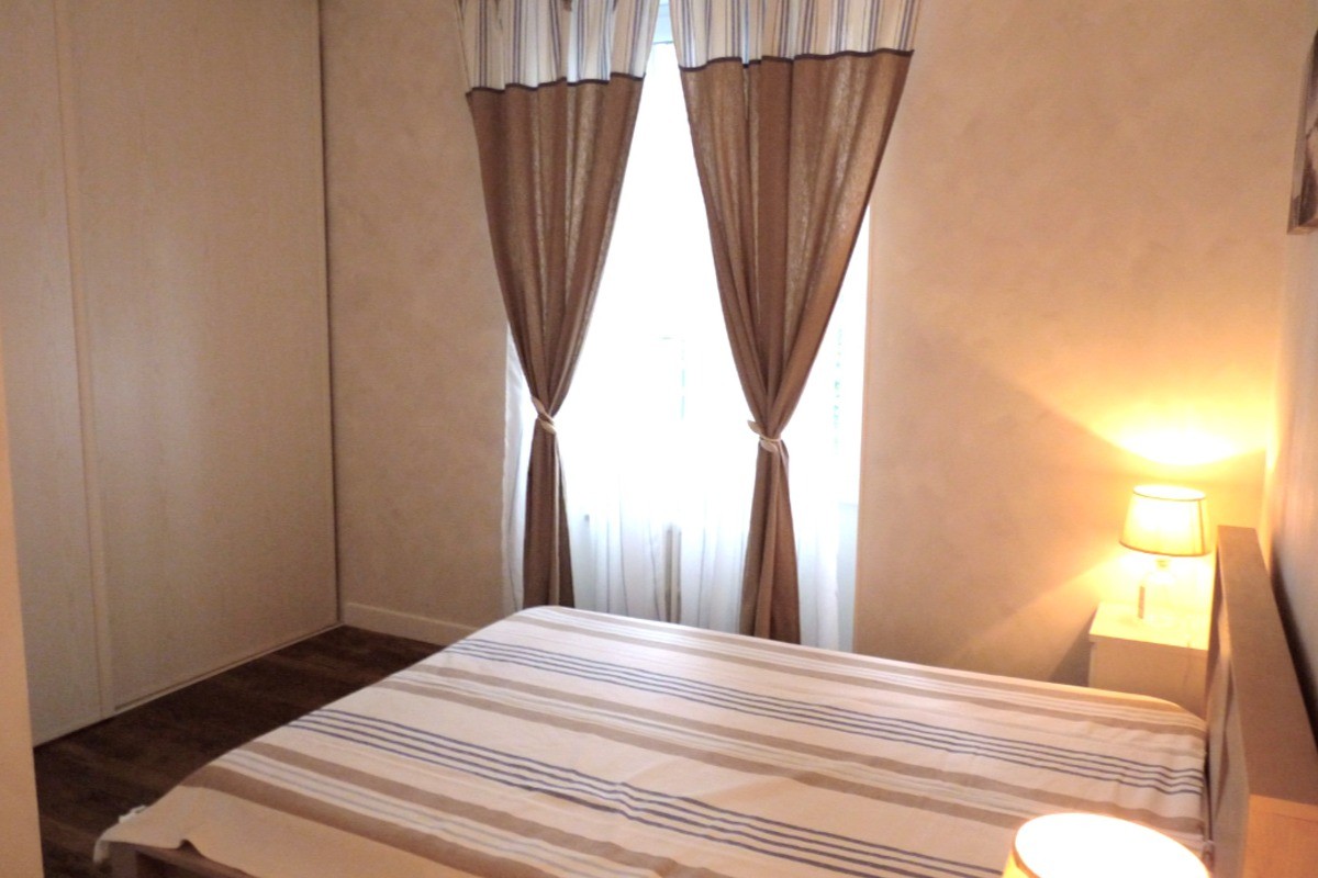 Chambre indépendante pour 2 personnes (lit 140 cm) avec rangements et bureau.