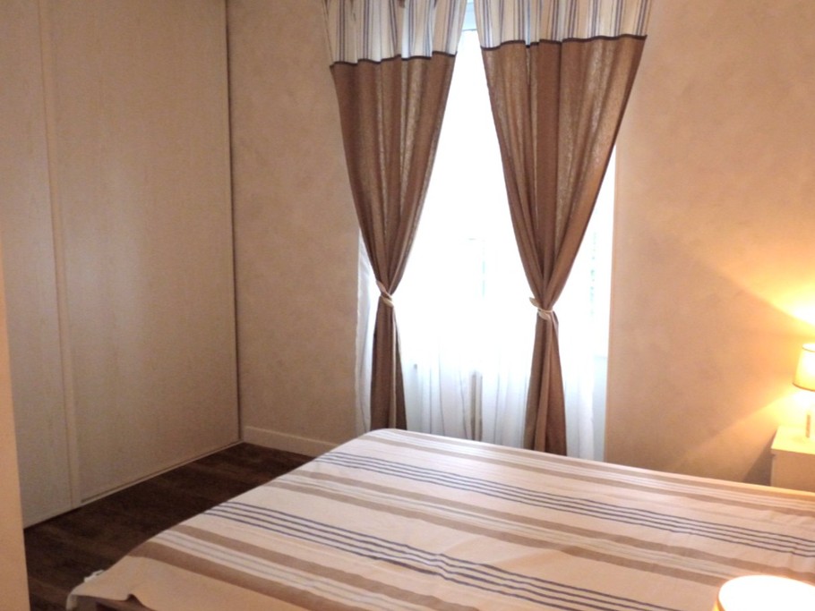 Chambre indépendante pour 2 personnes (lit 140 cm) avec rangements et bureau.