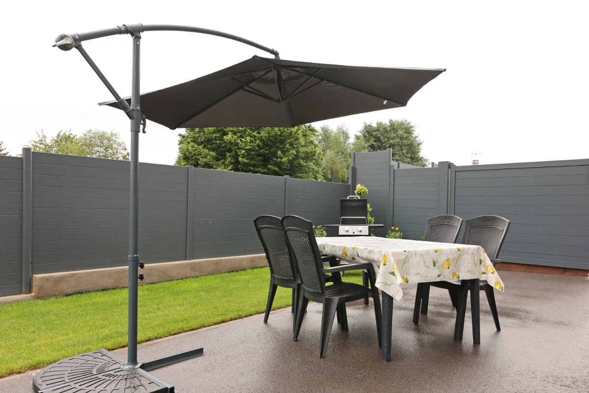 Terrasse avec salon de jardin et barbecue - Appartement RDC Aumontzey