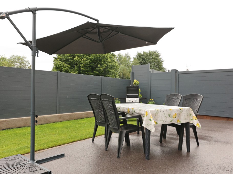 Terrasse avec salon de jardin et barbecue - Appartement RDC Aumontzey