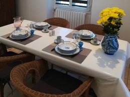 Cuisine toute équipée avec un espace pour vos repas