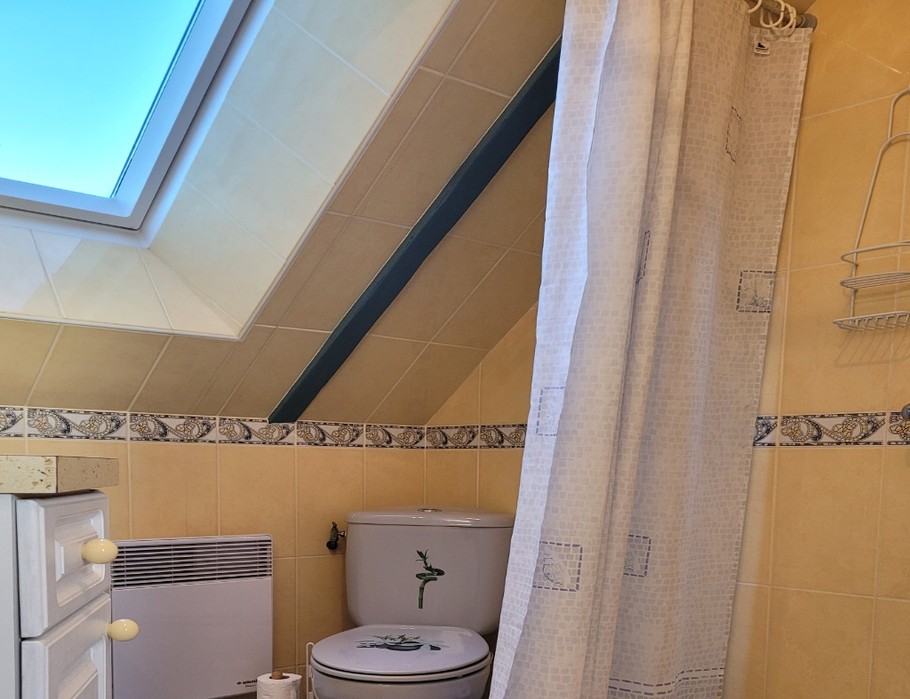 Guezou, Location à Plouha, Clévacances, la deuxième salle de douche avec WC, à l'étage