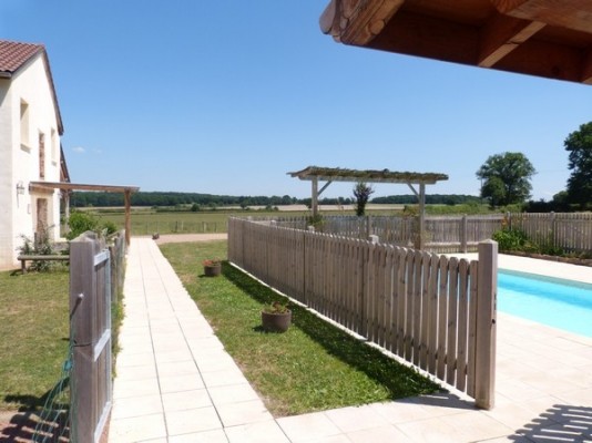 Gîte de grande capacité avec piscine à la campagne