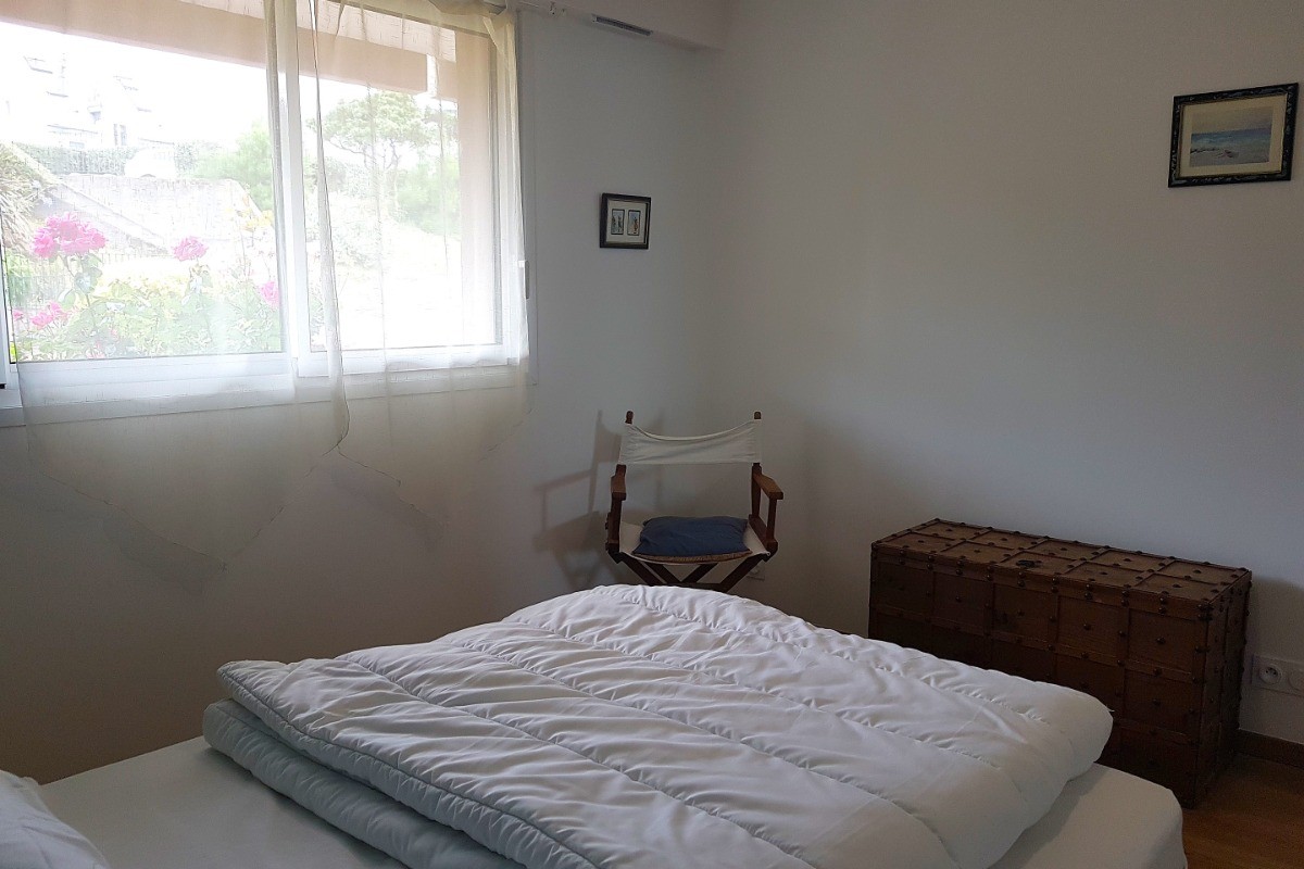 Chambre de 11,7 m² pour 2 personnes (lit 140 cm) avec dressing. Vue sur la cour intérieure de la résidence.