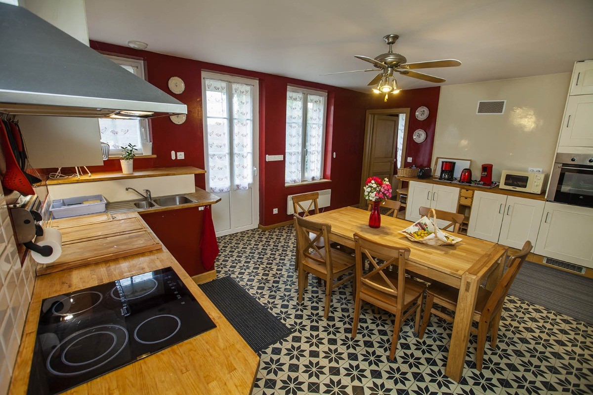 Le Cottage Abel, gîte de groupe avec cheminée dans les Ardennes - la cuisine toute équipée