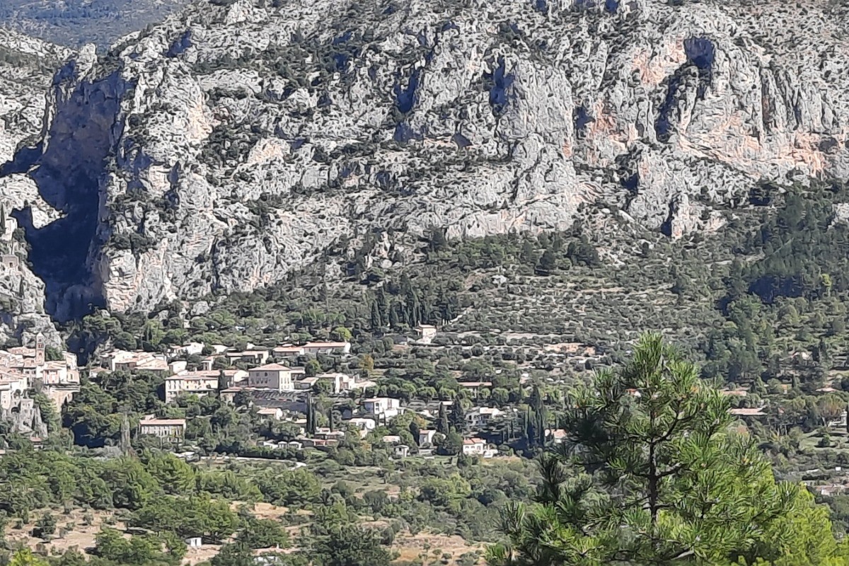 Vue sur Moustiers