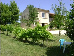 Côté parc,aire de jeux,balançoire,jeu de boules,baby foot, ping-pong,pétanque... .