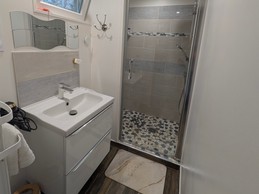 Salle d'eau partagée au rez-de-chaussée