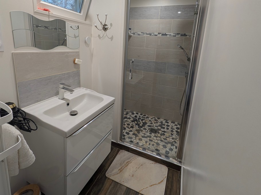 Salle d'eau partagée au rez-de-chaussée