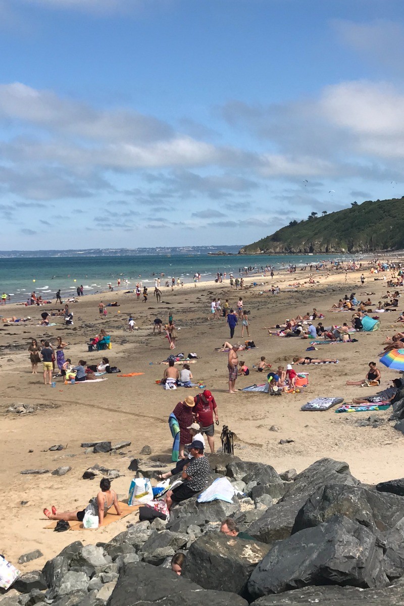 Aperçu de la plage en été- Apt. de charme 2 pers, vue mer - Plage des Rosaires à PLERIN - COTES D'ARMOR ( BRETAGNE )