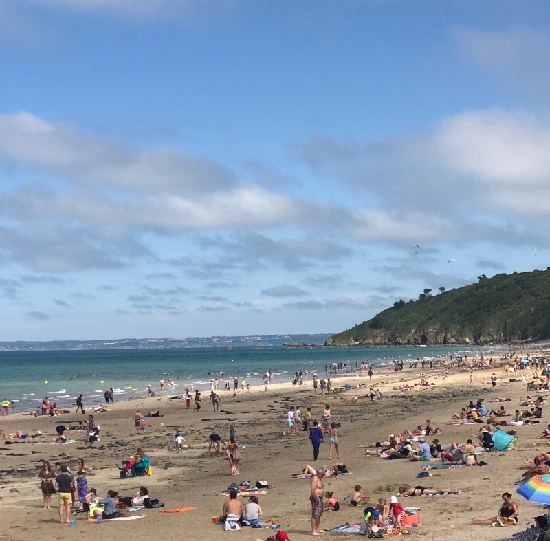Aperçu de la plage en été- Apt. de charme 2 pers, vue mer - Plage des Rosaires à PLERIN - COTES D'ARMOR ( BRETAGNE )