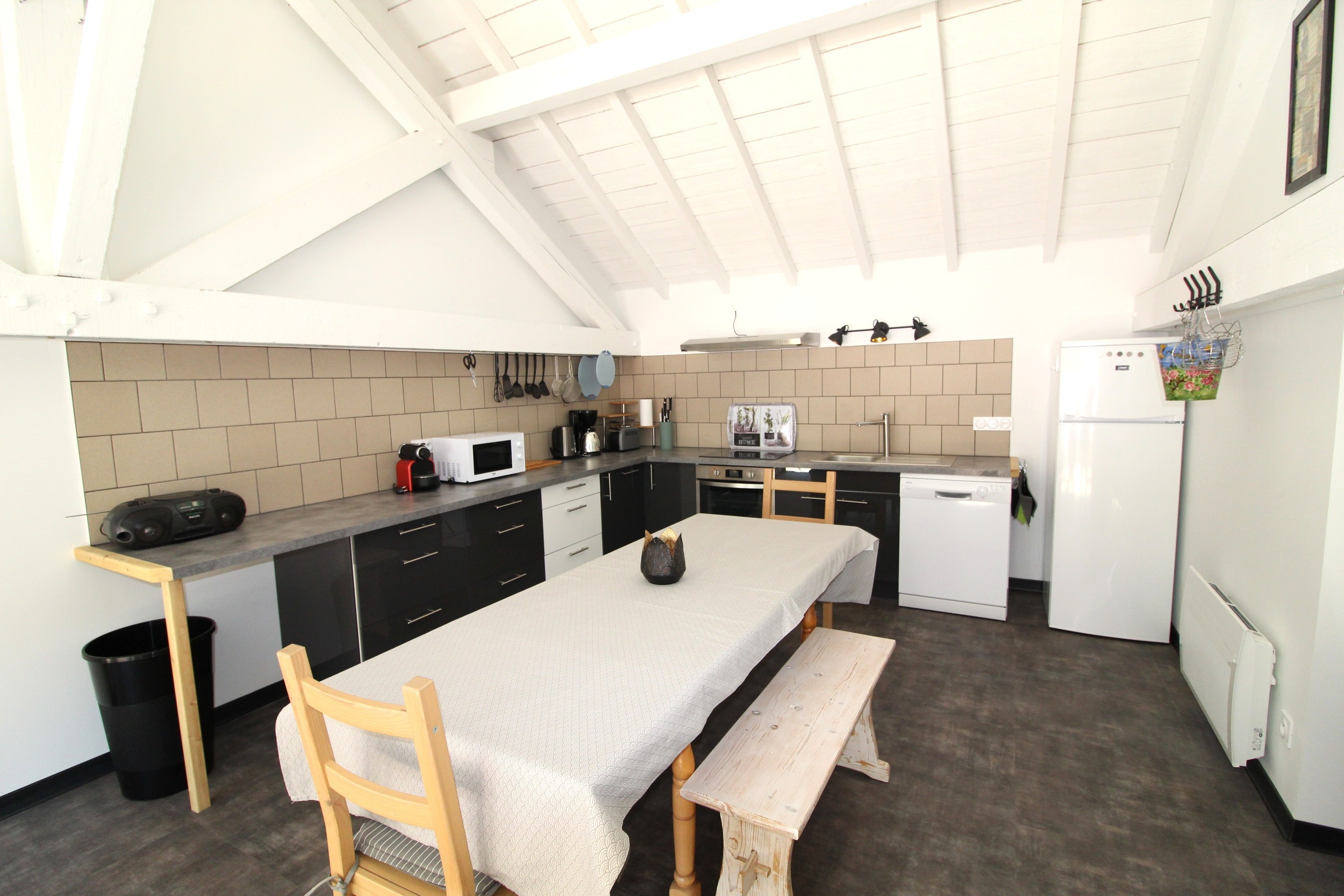 Cuisine ouverte sur salon/ séjour - Gîte Le Hangar 67 à Saulxures-sur-Moselotte – Location atypique proche lac