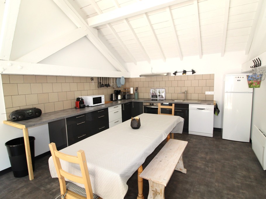 Cuisine ouverte sur salon/ séjour - Gîte Le Hangar 67 à Saulxures-sur-Moselotte – Location atypique proche lac