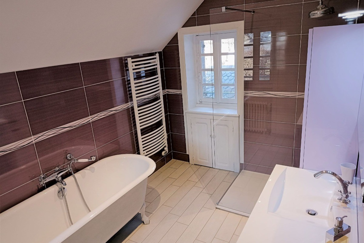 salle de bains et douche pas de cère