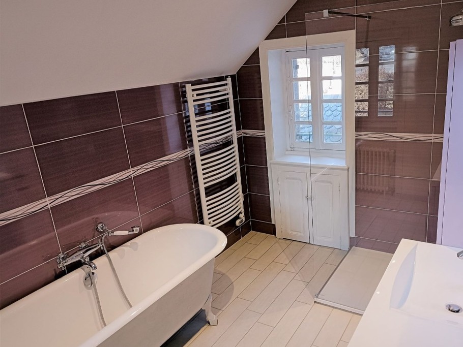 salle de bains et douche pas de cère