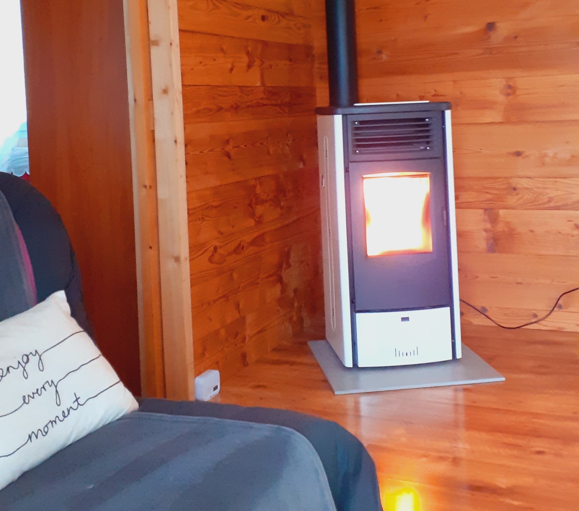 Chalet Cèdre : Installez-vous confortablement près du poêle, et savourez la douce chaleur !