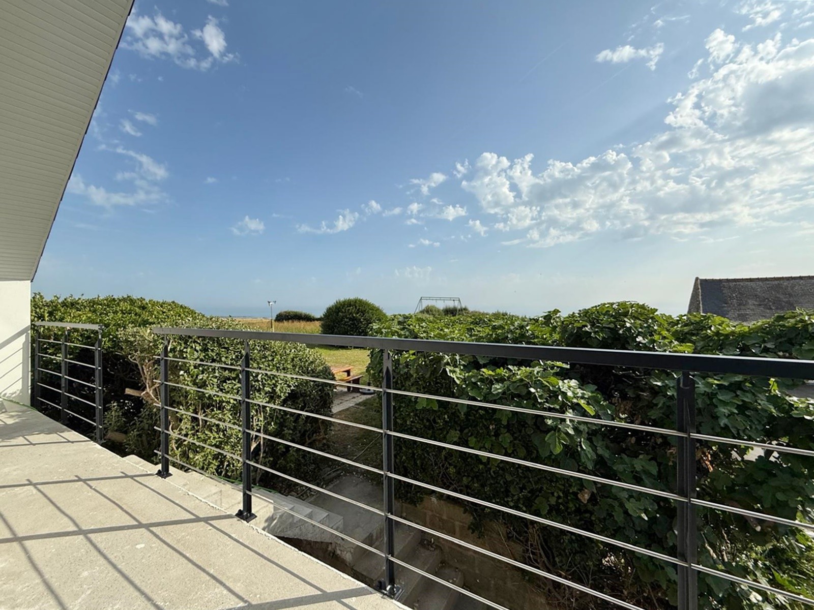 grand balcon avec vue mer